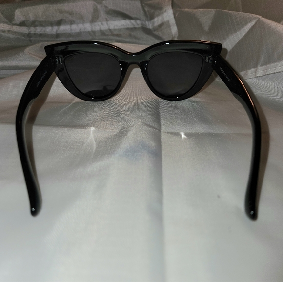 Black Cateye Sunglasses 🕶 - Picture 2 of 8